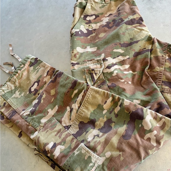Pants - Camouflage Cargo Pants SZ 28